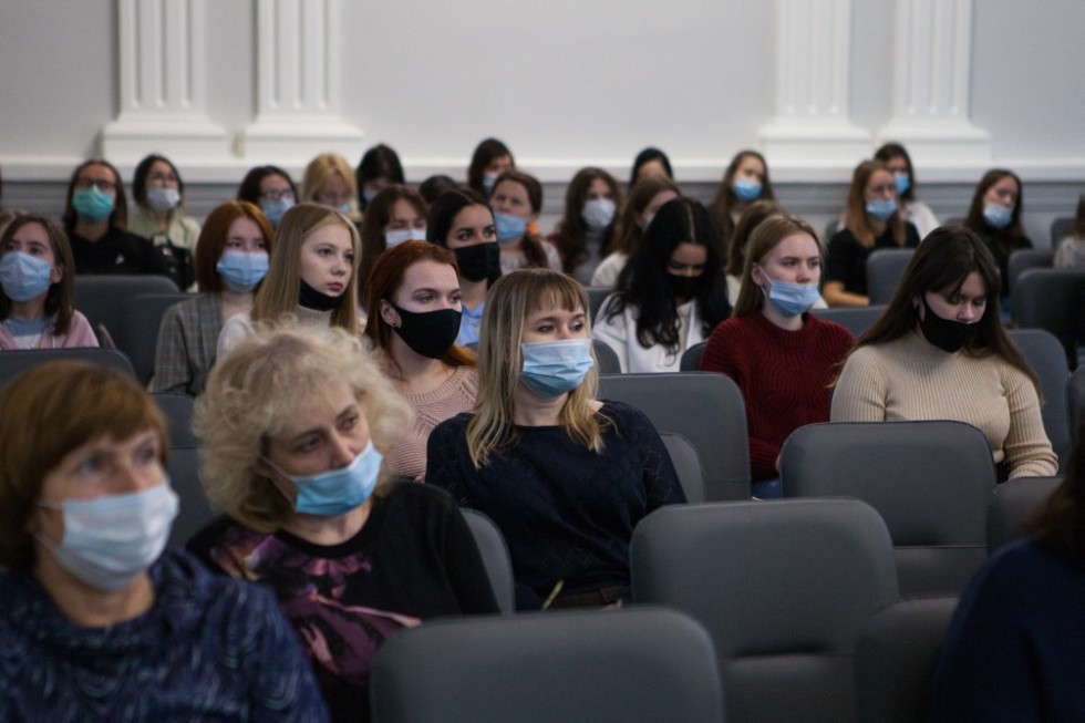 В Елабужском институте начала работу Международная научно-практическая конференция 'Литературная педагогика и ее роль в развитии эмоциональной грамотности' В Елабужском институте начала работу Международная научно-практическая конференция 'Литературная педагогика и ее роль в развитии эмоциональной грамотности'