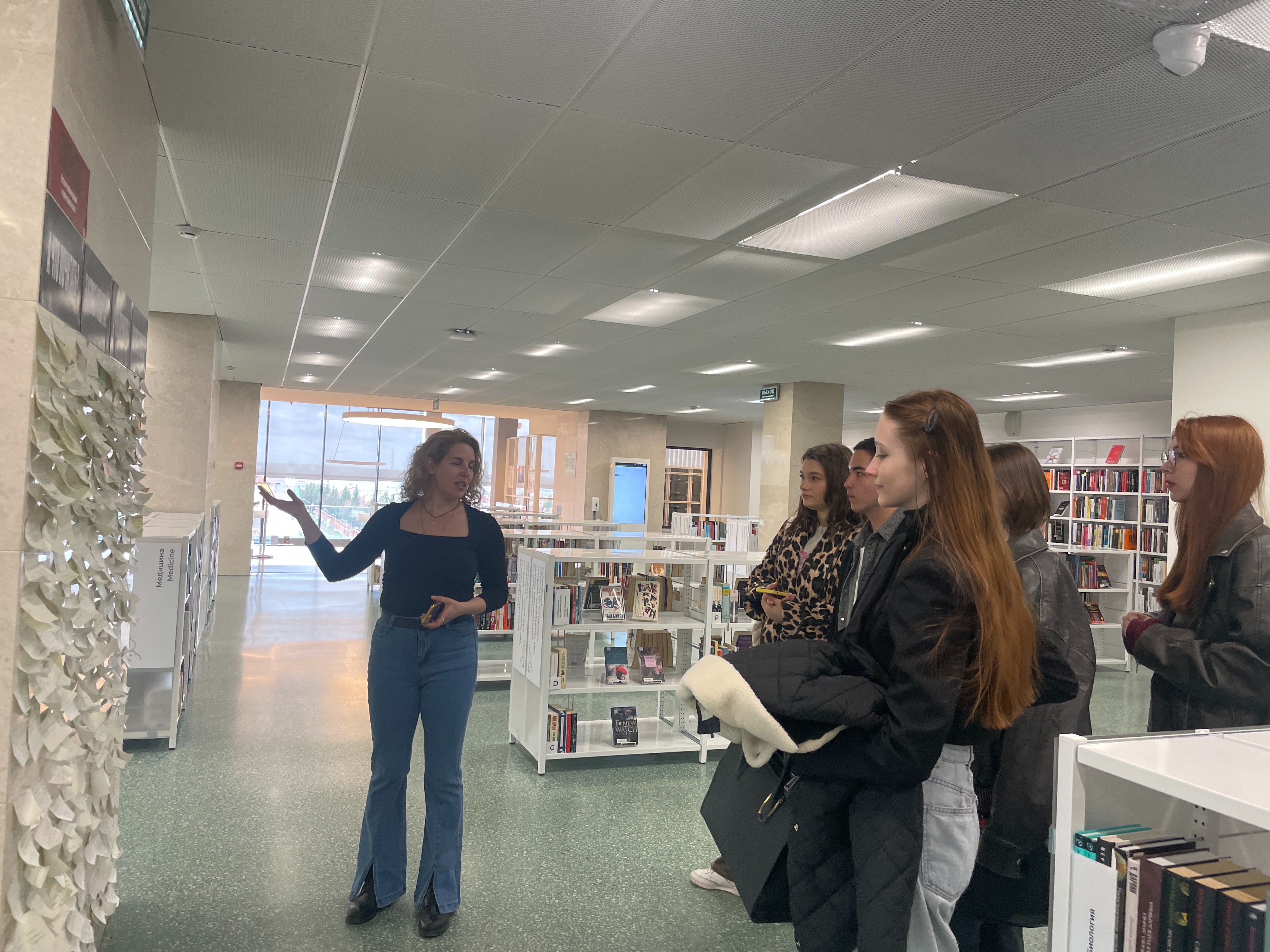 Студенты 1 курса на выставке в одной из крупнейших библиотек страны? Студенты 1 курса на выставке в одной из крупнейших библиотек страны?