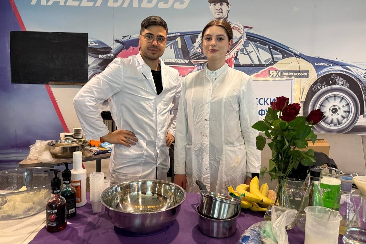 Студенты научного кружка кафедры химического образования на Дне открытых дверей КФУ Студенты научного кружка кафедры химического образования на Дне открытых дверей КФУ