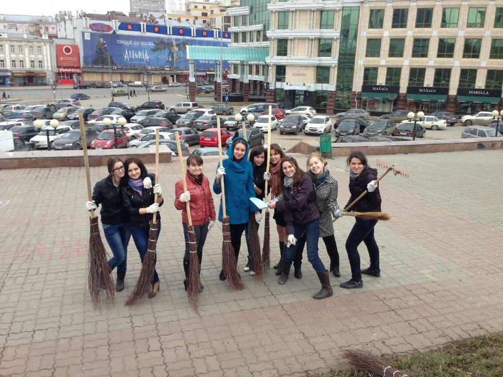 Институт экономики и финансов участвует в месячнике по уборке города. Институт экономики и финансов участвует в месячнике по уборке города.