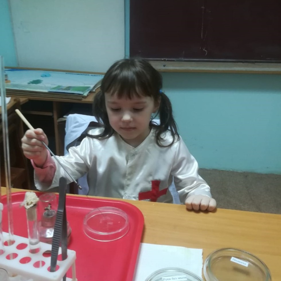 Юные микробиологи Юные микробиологи