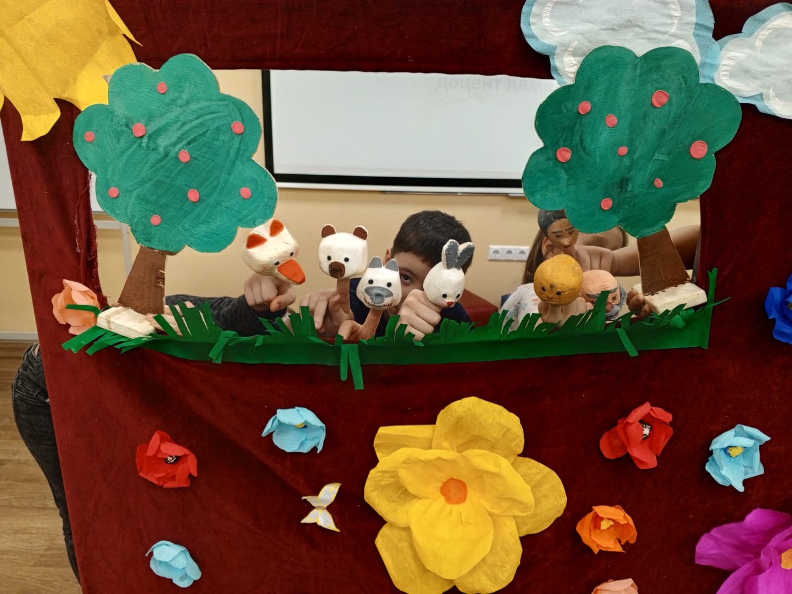 Необычная репетиция спектакля детского театра 'Радуга' Необычная репетиция спектакля детского театра 'Радуга'