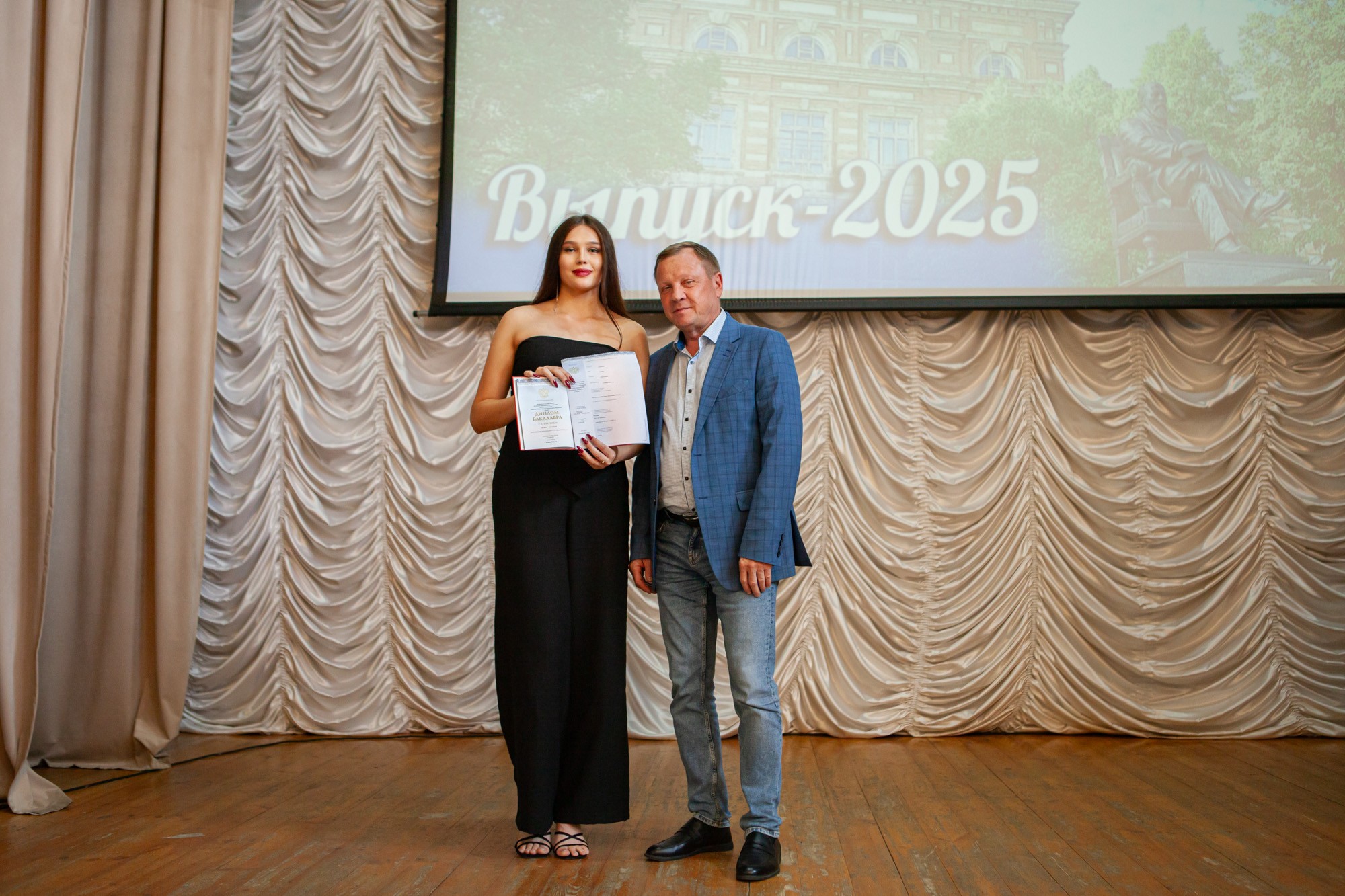 Состоялось вручение дипломов выпускникам Елабужского института КФУ Состоялось вручение дипломов выпускникам Елабужского института КФУ