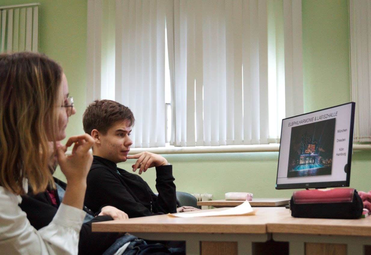 Школьники прошли лингвострановедческий квест в Елабужском институте КФУ Школьники прошли лингвострановедческий квест в Елабужском институте КФУ