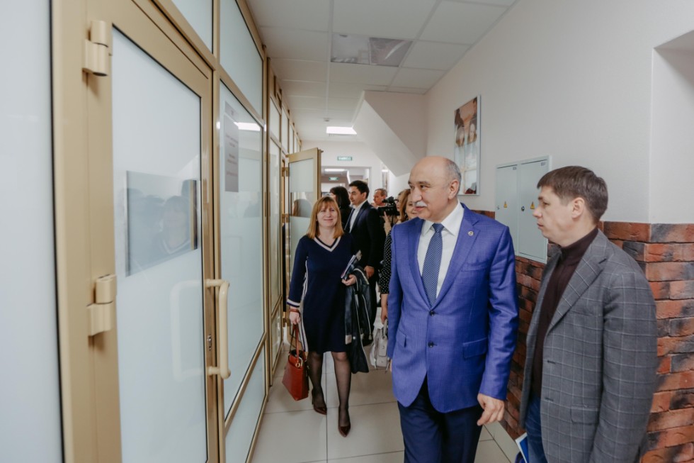 Rector Ilshat Gafurov presents pedagogical education to local media