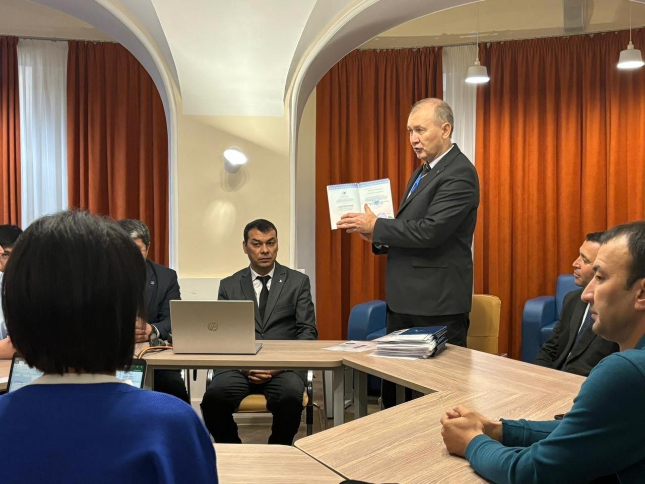 В Институте психологии и образования преподавателям Шахрисабзского государственного педагогического института вручили документы о повышении квалификации В Институте психологии и образования преподавателям Шахрисабзского государственного педагогического института вручили документы о повышении квалификации