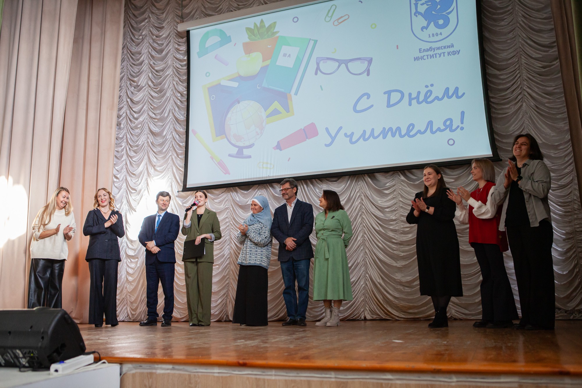 В Елабужском институте КФУ состоялся праздничный концерт, посвященный Дню учителя В Елабужском институте КФУ состоялся праздничный концерт, посвященный Дню учителя