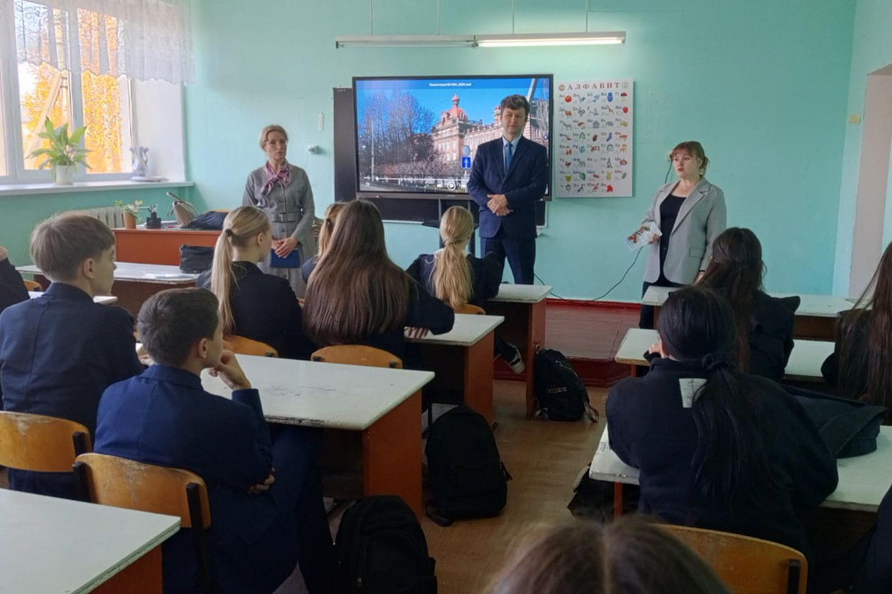 Преподаватели Елабужского института КФУ рассказали менделеевским школьникам о программах вуза Преподаватели Елабужского института КФУ рассказали менделеевским школьникам о программах вуза