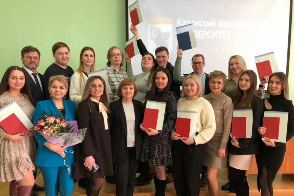 Вручение дипломов выпускникам магистратуры Вручение дипломов выпускникам магистратуры