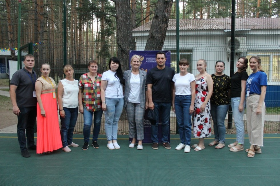 Директор Елабужского института КФУ и глава Елабужского муниципального района посетили 'Университетскую смену' Директор Елабужского института КФУ и глава Елабужского муниципального района посетили 'Университетскую смену'