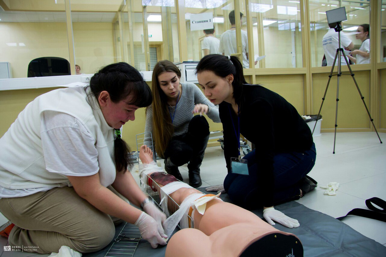 В КФУ провели первый турнир среди студентов по оказанию первой медицинской помощи В КФУ провели первый турнир среди студентов по оказанию первой медицинской помощи