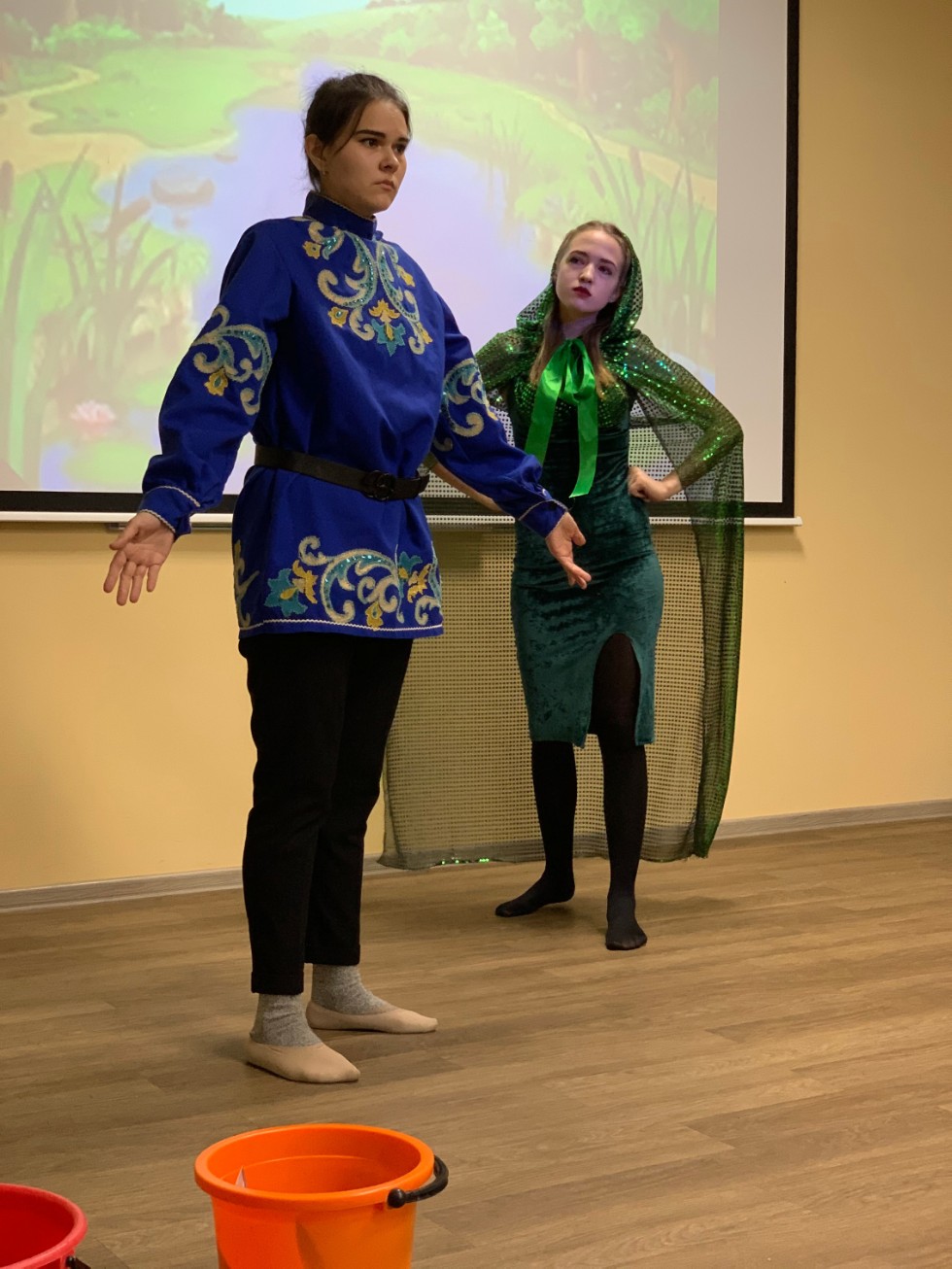 Студенческий молодежный театр 'Триумф' показал детям спектакль 'Емелино счастье' Студенческий молодежный театр 'Триумф' показал детям спектакль 'Емелино счастье'