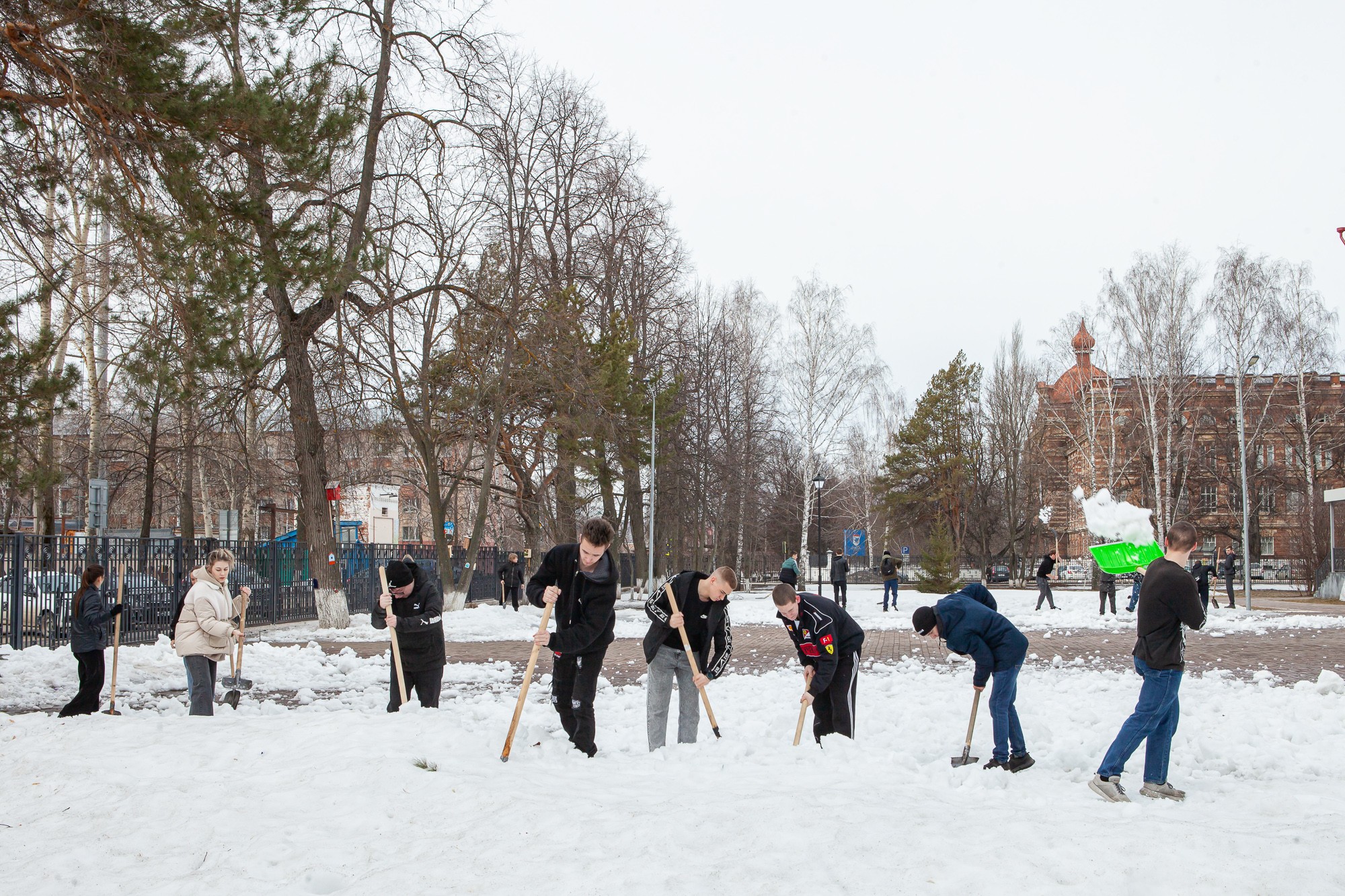 В Елабужском институте КФУ начался двухмесячник по благоустройству и озеленению территории В Елабужском институте КФУ начался двухмесячник по благоустройству и озеленению территории