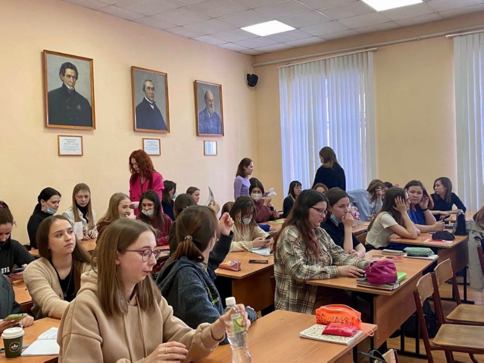 В Елабужском институте КФУ состоялся художественно-литературный сет 'ЧИТАЕМ ВМЕСТЕ!' В Елабужском институте КФУ состоялся художественно-литературный сет 'ЧИТАЕМ ВМЕСТЕ!'