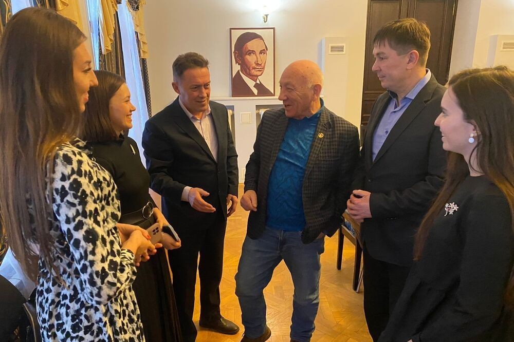 Преподаватели и студенты Елабужского института КФУ приняли участие в заседании Союза писателей РТ Преподаватели и студенты Елабужского института КФУ приняли участие в заседании Союза писателей РТ