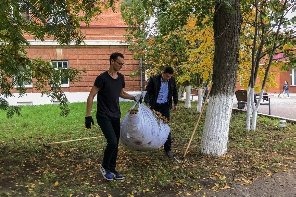 В Елабужском институте КФУ состоялся субботник В Елабужском институте КФУ состоялся субботник