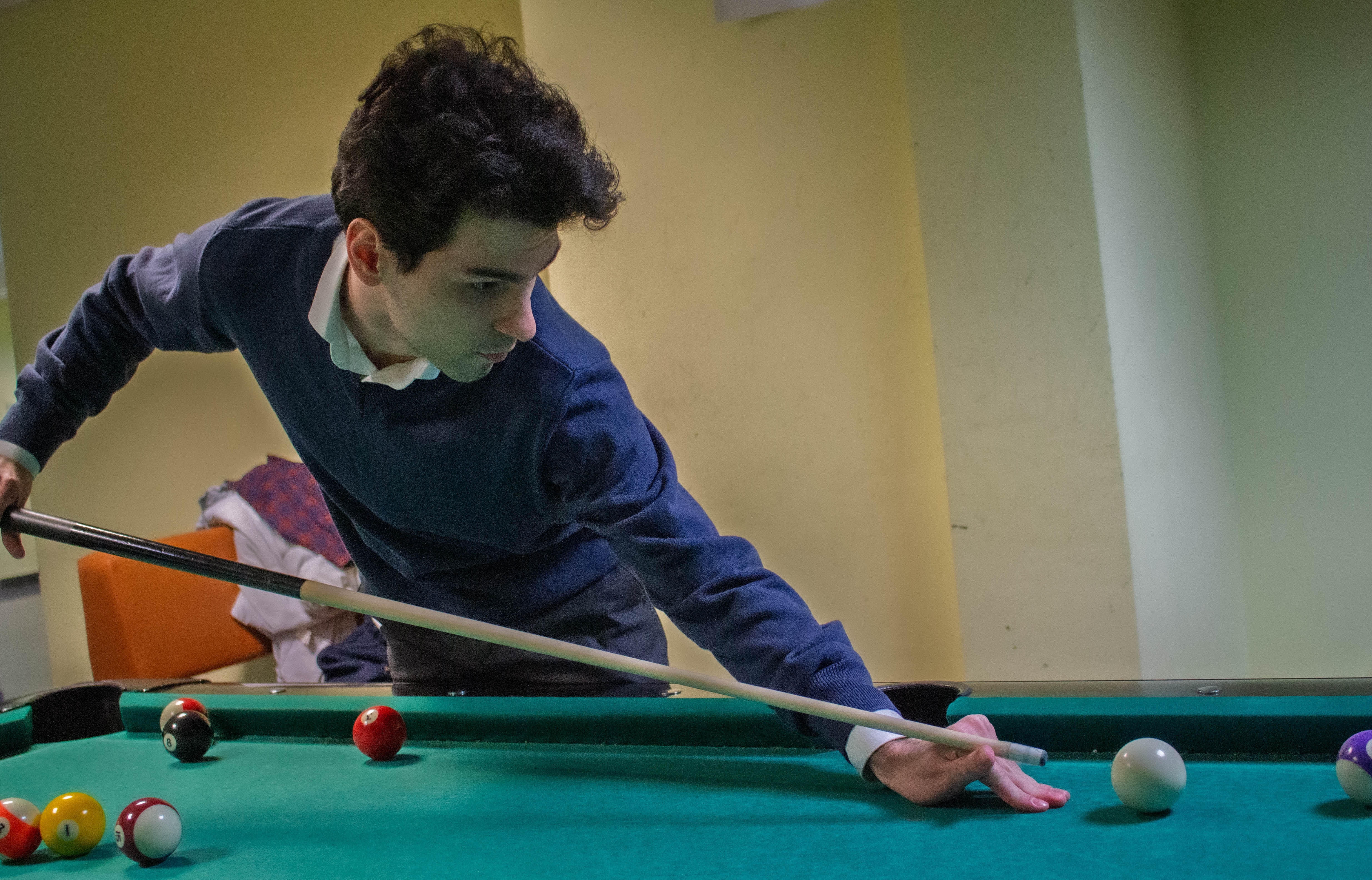 Кий, шар и студенческий азарт: Турнир по бильярду в Деревне Универсиады Кий, шар и студенческий азарт: Турнир по бильярду в Деревне Универсиады