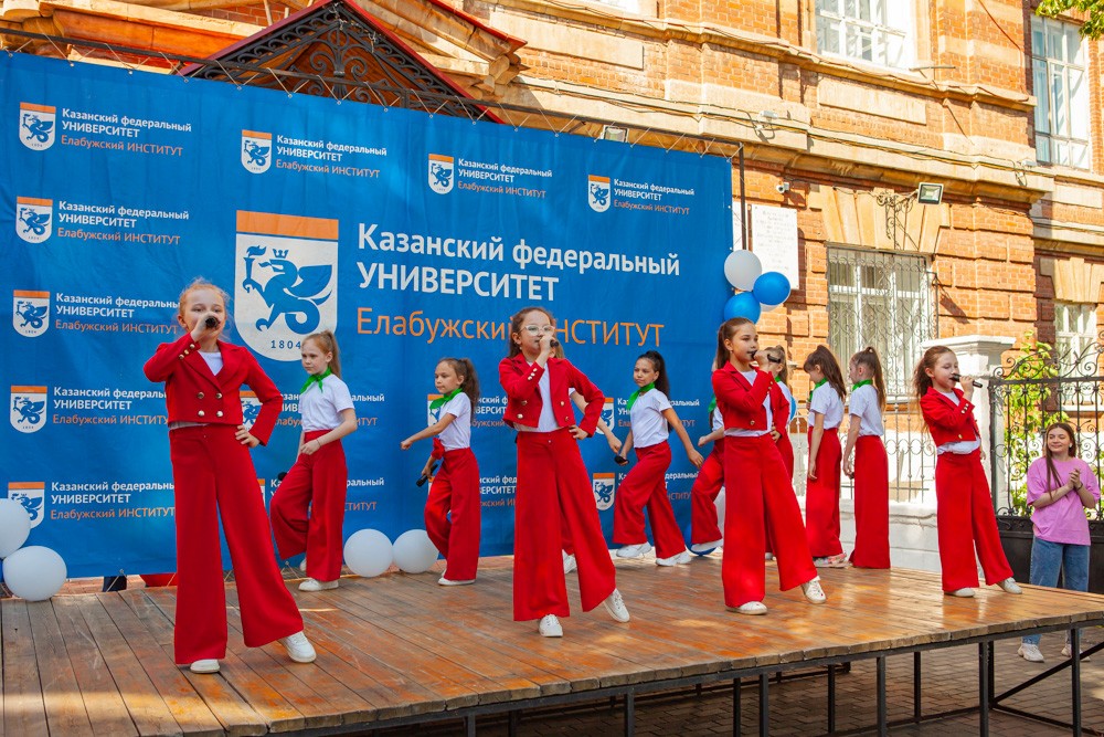 Развлекательно-игровая программа 'Планета под названием Детство!' Развлекательно-игровая программа 'Планета под названием Детство!'