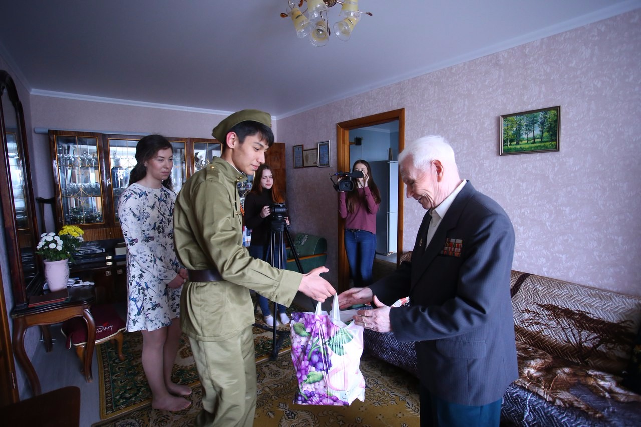 Активисты Добровольческого центра КФУ поздравили ветеранов с Днём Великой Победы! Активисты Добровольческого центра КФУ поздравили ветеранов с Днём Великой Победы!