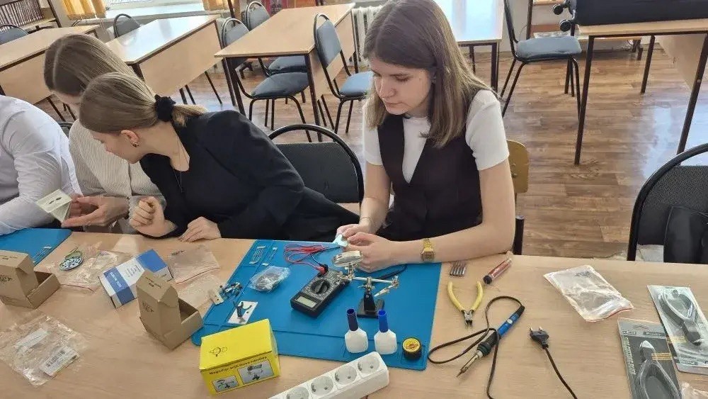 Старшеклассники погрузились в мир высоких технологий Старшеклассники погрузились в мир высоких технологий