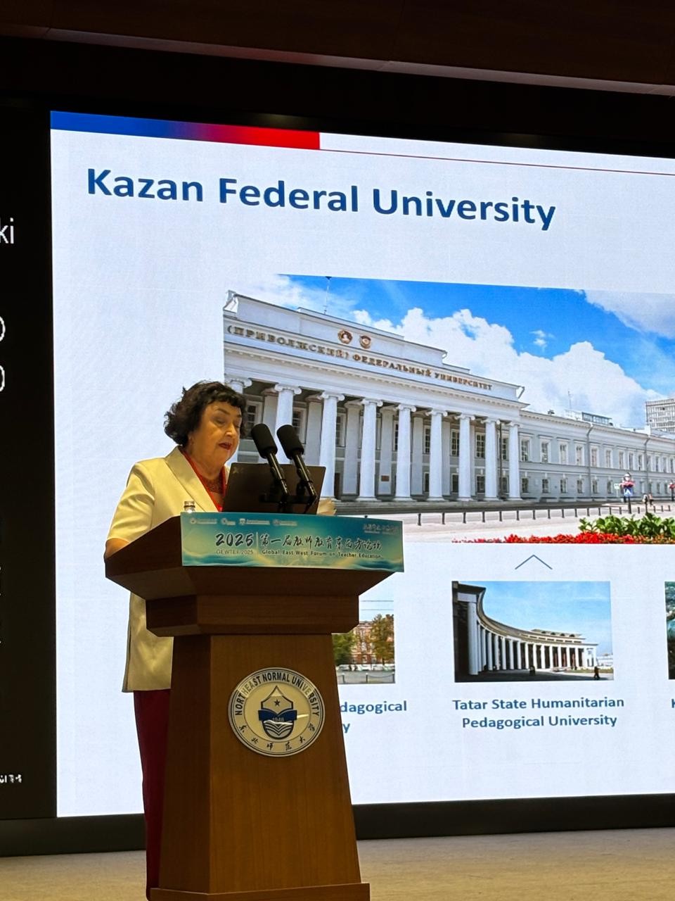 Опыт Казанского федерального университета представлен на Глобальном Восточно-Западном Форуме по педагогическому образованию в Китае Опыт Казанского федерального университета представлен на Глобальном Восточно-Западном Форуме по педагогическому образованию в Китае