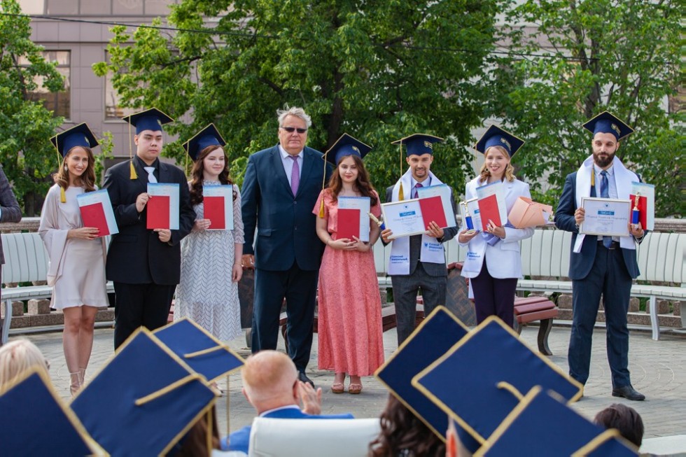 Казанское образование. Выпускники университета. Выпускники КФУ. Выпускной в университете. Фото выпускников института.