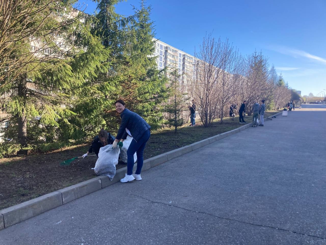 Субботник ? это добрая традиция, объединяющая студентов Казанского (Приволжского) федерального университета. Субботник ? это добрая традиция, объединяющая студентов Казанского (Приволжского) федерального университета.