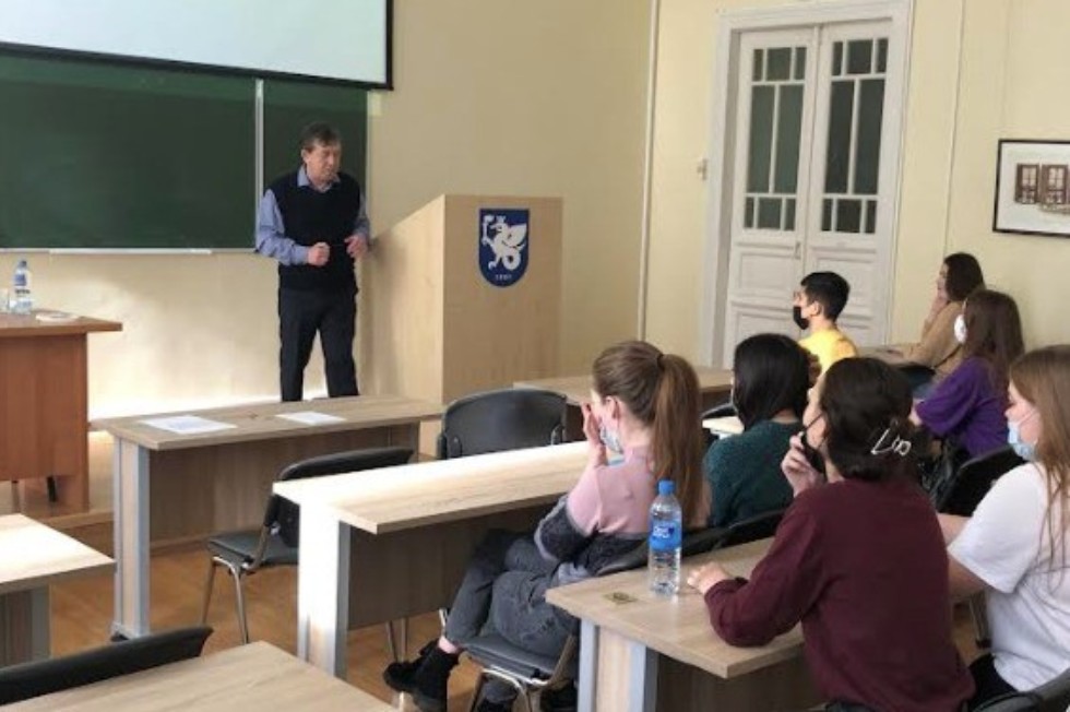 Особенности решения задач по теме 'Конденсатор в цепи постоянного тока' в школьном курсе физики Особенности решения задач по теме 'Конденсатор в цепи постоянного тока' в школьном курсе физики