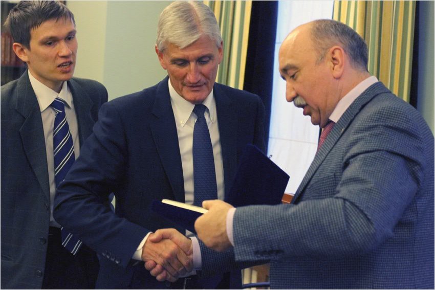 ����������