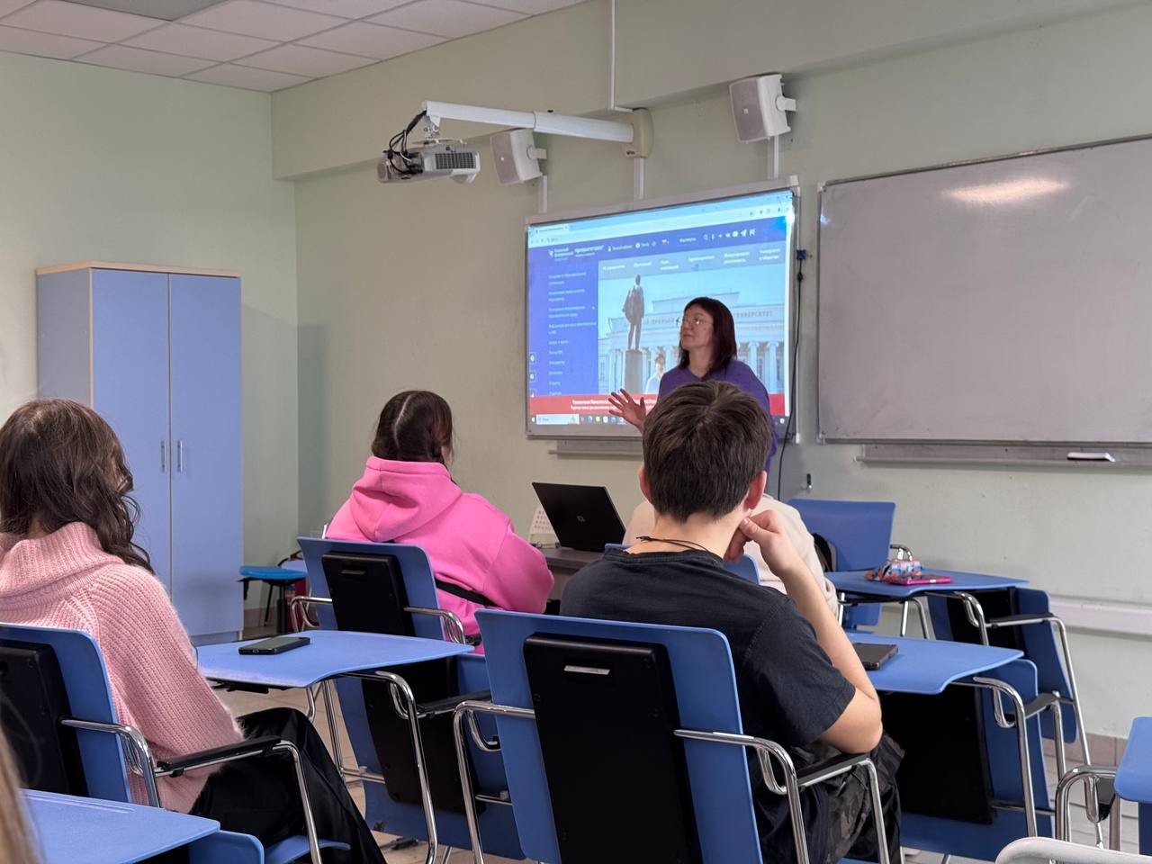 Школьникам из Ижевска провели экскурсию по ИСФНиМК Школьникам из Ижевска провели экскурсию по ИСФНиМК