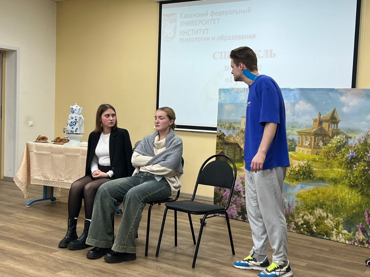 Актерский состав студенческого театра ИПО 'Триумф' готовится к выступлению на сцене казанского театра 'Созвездие' Актерский состав студенческого театра ИПО 'Триумф' готовится к выступлению на сцене казанского театра 'Созвездие'