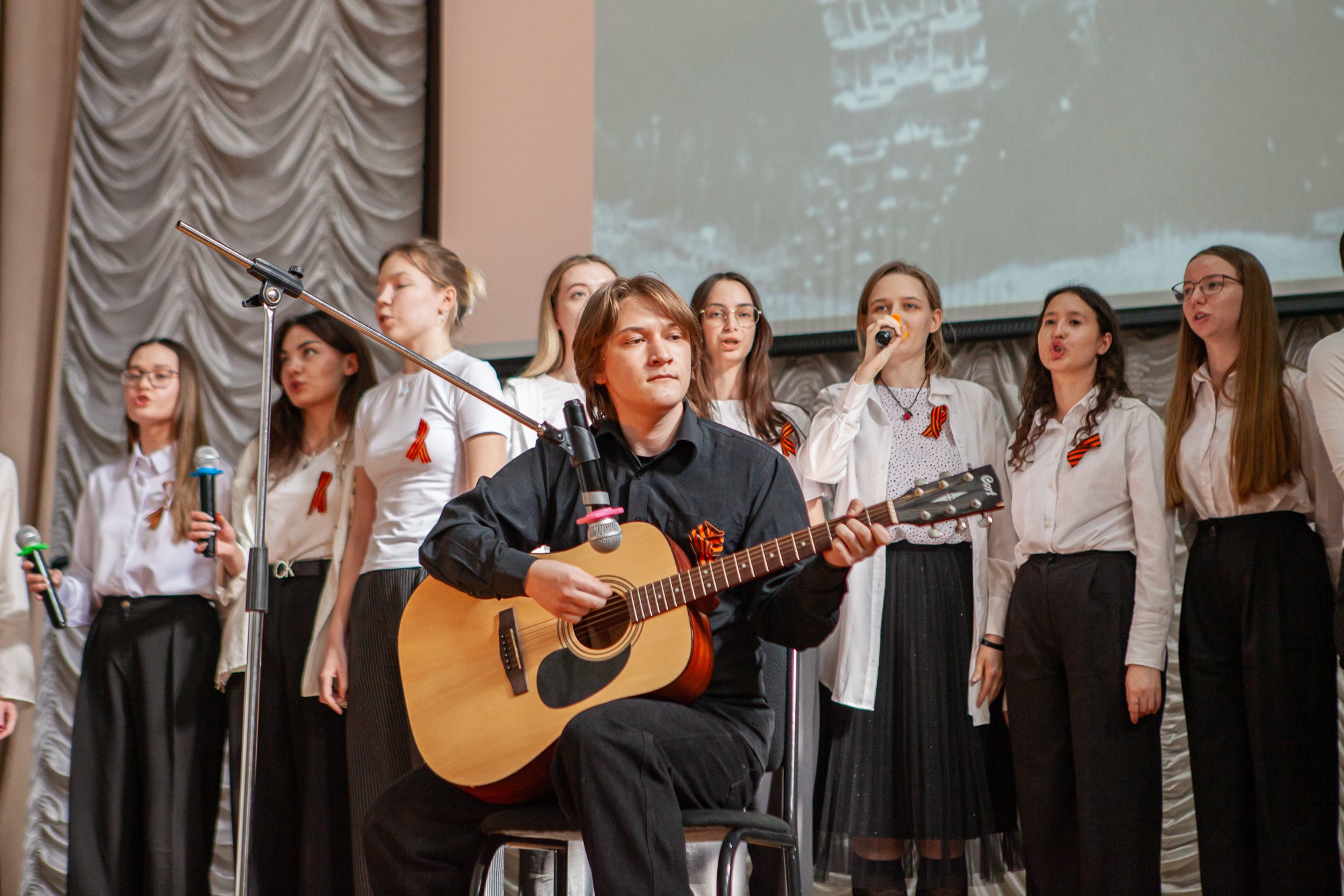 Состоялся конкурс 'Песни, вдохновляющие на подвиг' среди студентов отделения иностранных языков Состоялся конкурс 'Песни, вдохновляющие на подвиг' среди студентов отделения иностранных языков