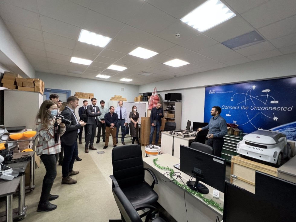 Визит делегации ПАО 'Газпром нефть' в Лабораторию интеллектуальных робототехнических систем Визит делегации ПАО 'Газпром нефть' в Лабораторию интеллектуальных робототехнических систем