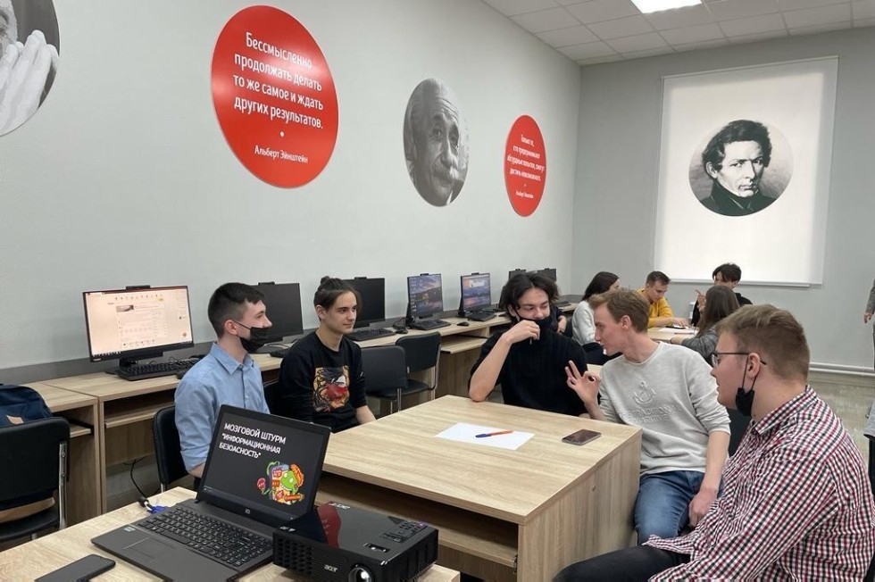 Студенты направления 'Прикладная информатика' Елабужского института приняли участие в интерактивной командной игре 'Безопасный интернет' Студенты направления 'Прикладная информатика' Елабужского института приняли участие в интерактивной командной игре 'Безопасный интернет'