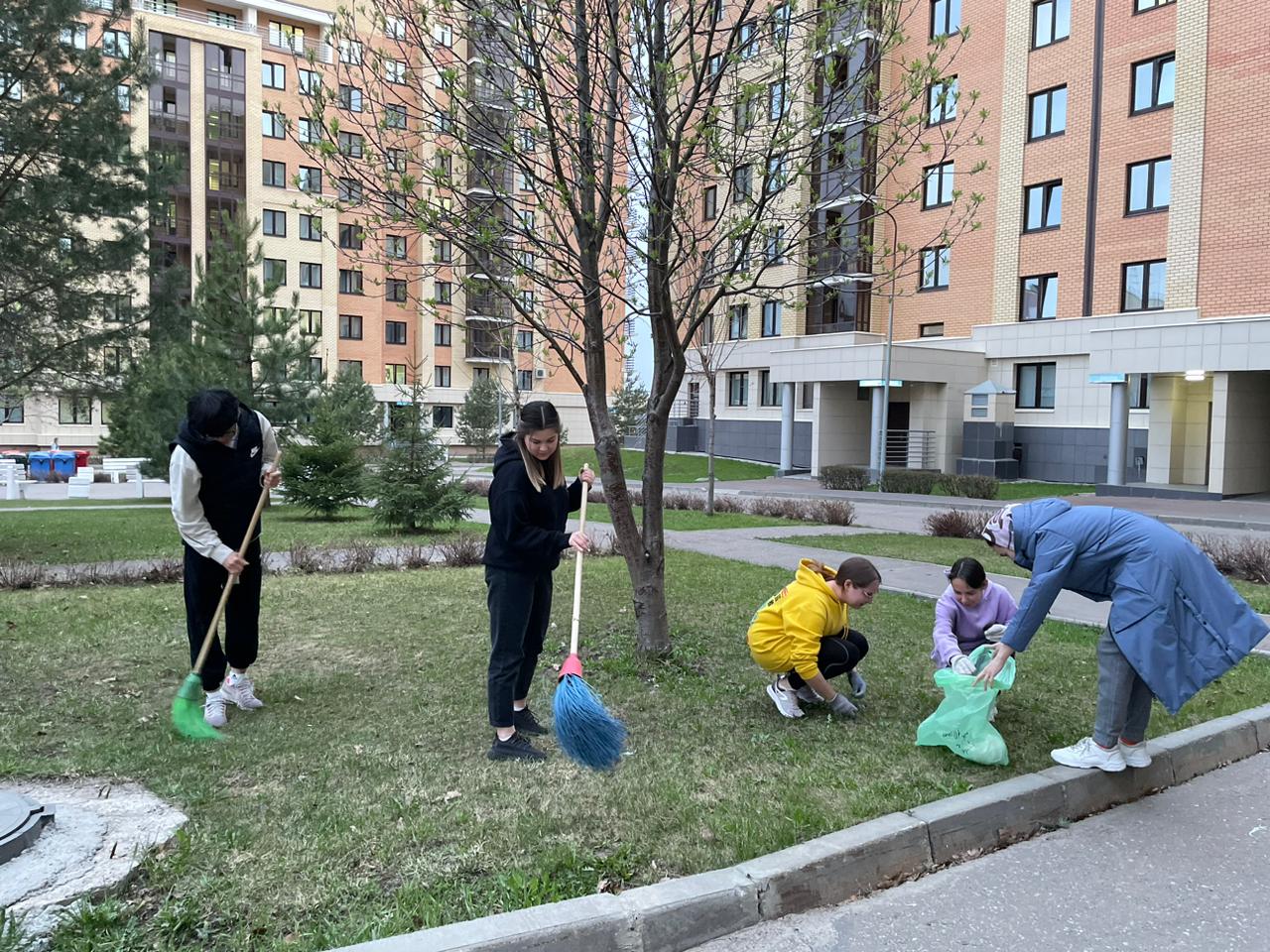 На территории Деревни Универсиады прошли субботники На территории Деревни Универсиады прошли субботники