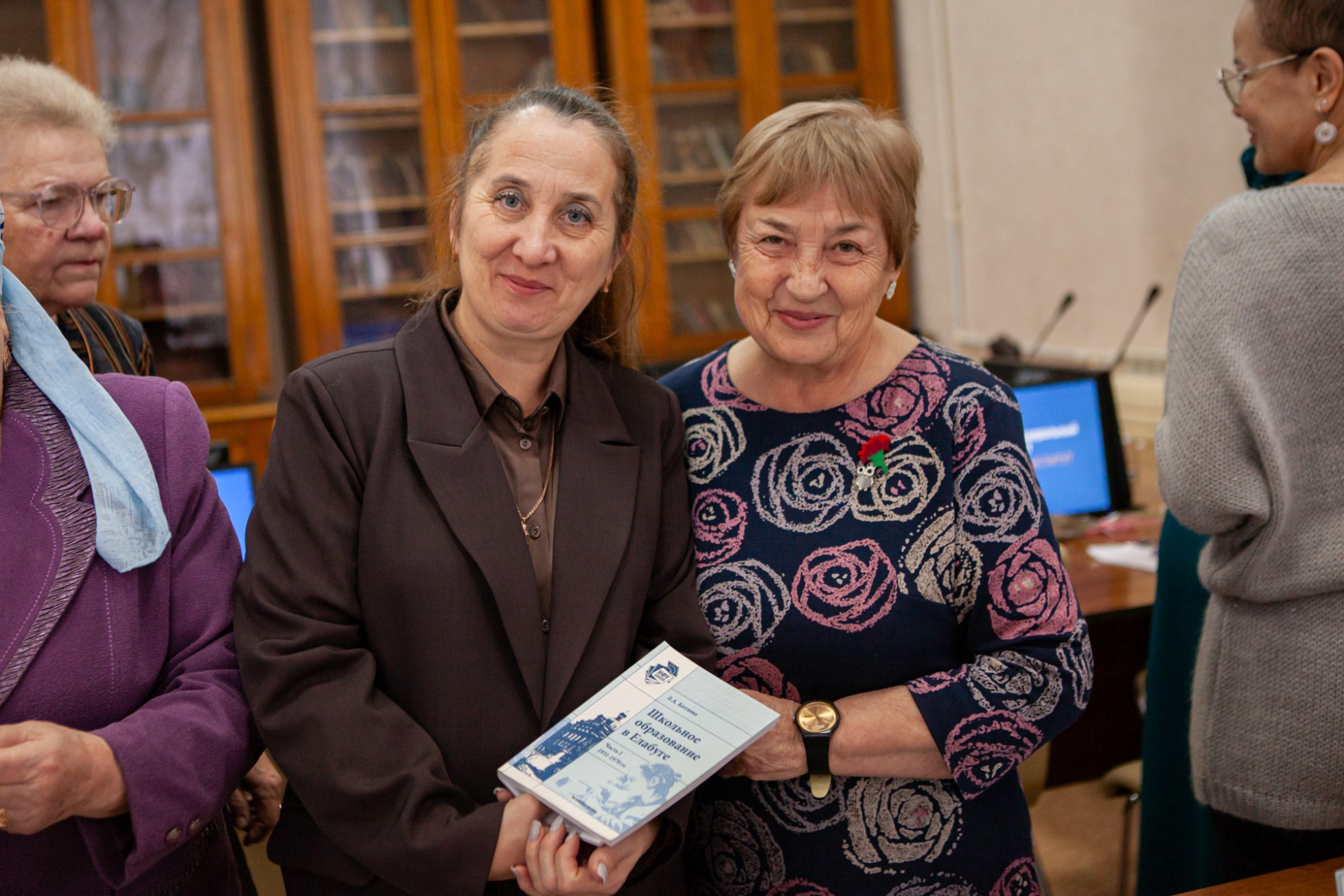 'КФУ ? школе': прошла презентация монографии о школьном образовании Елабуги 'КФУ ? школе': прошла презентация монографии о школьном образовании Елабуги