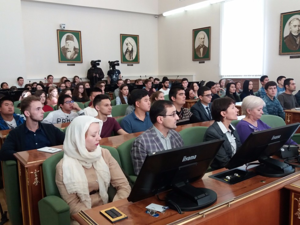 Iranian Ambassador Mehdi Sanai Met with Students