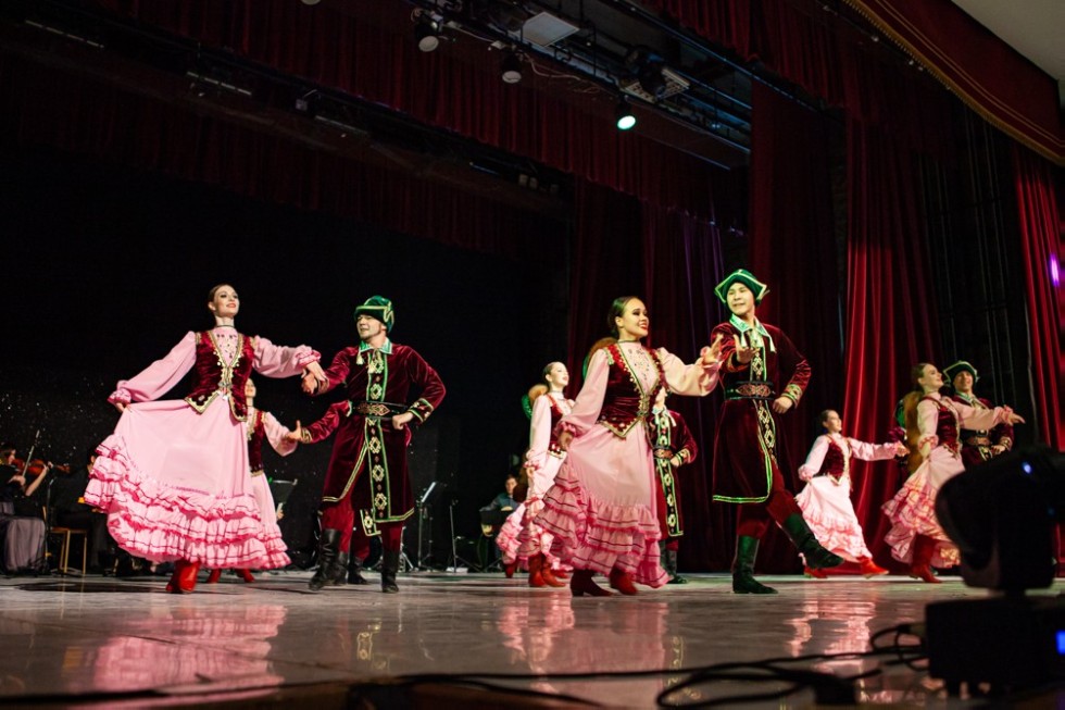 Студенты и сотрудники Елабужского института КФУ посетили концерт ансамбля народного танца 'МИРИДАНС' Студенты и сотрудники Елабужского института КФУ посетили концерт ансамбля народного танца 'МИРИДАНС'