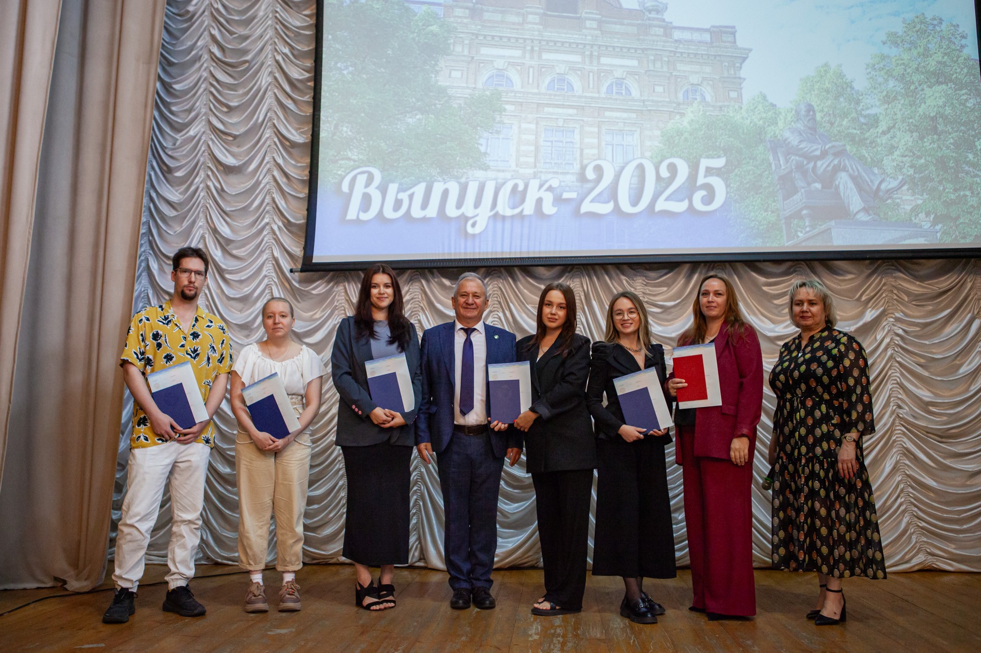 В Елабужском институте КФУ вручили дипломы новым специалистам В Елабужском институте КФУ вручили дипломы новым специалистам