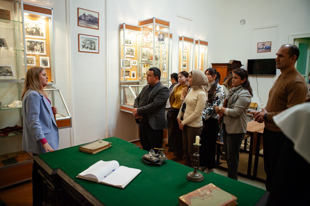 В Елабужском институте КФУ встретили делегацию из Термеза В Елабужском институте КФУ встретили делегацию из Термеза