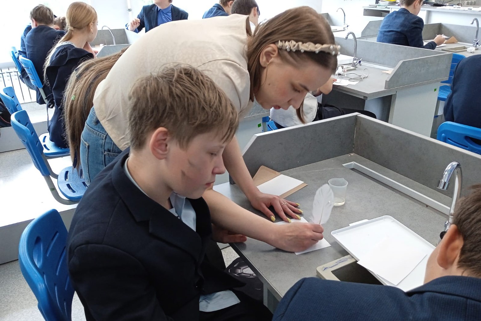 Школьники научились делать чернила и писать пером Школьники научились делать чернила и писать пером