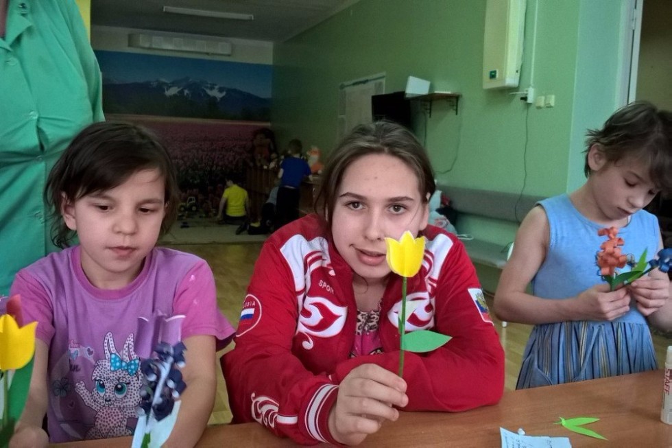 Дети 'Астры' учились делать цветы из бумаги Дети 'Астры' учились делать цветы из бумаги