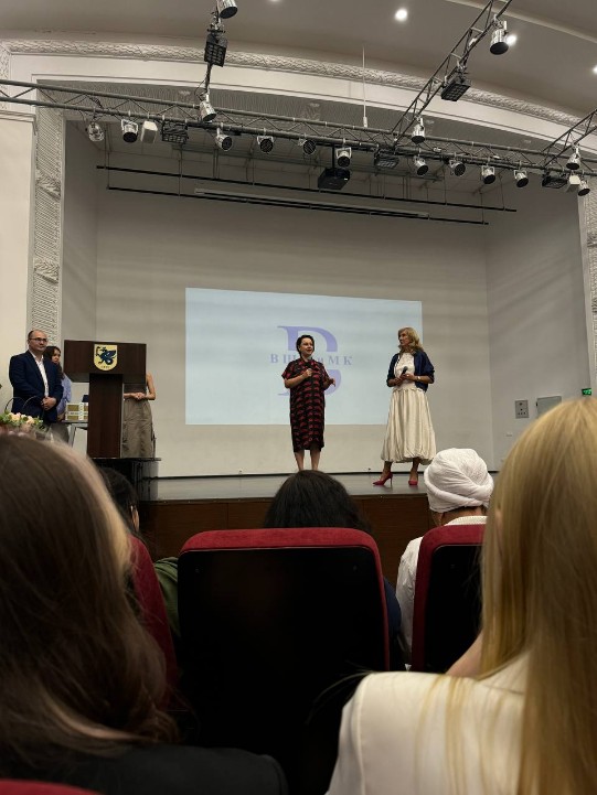 В Казанском федеральном университете состоялась торжественная церемония вручения дипломов о высшем образовании бакалаврам и магистрам Высшей школы журналистики и медиакоммуникаций. Всего дипломы получили 417 выпускников В Казанском федеральном университете состоялась торжественная церемония вручения дипломов о высшем образовании бакалаврам и магистрам Высшей школы журналистики и медиакоммуникаций. Всего дипломы получили 417 выпускников