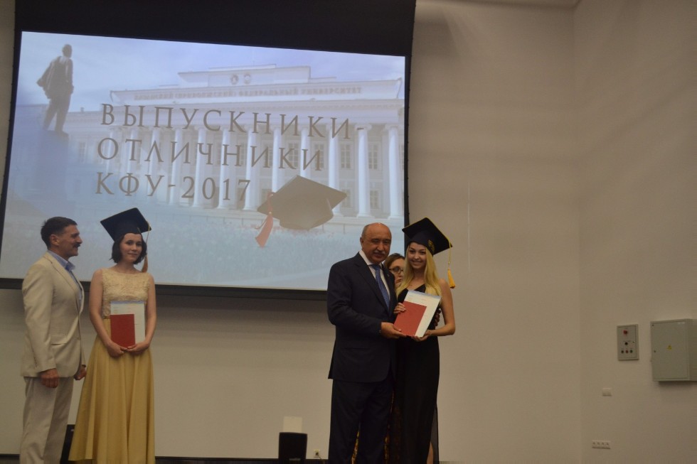 Вручение дипломов лучшим выпускникам КФУ