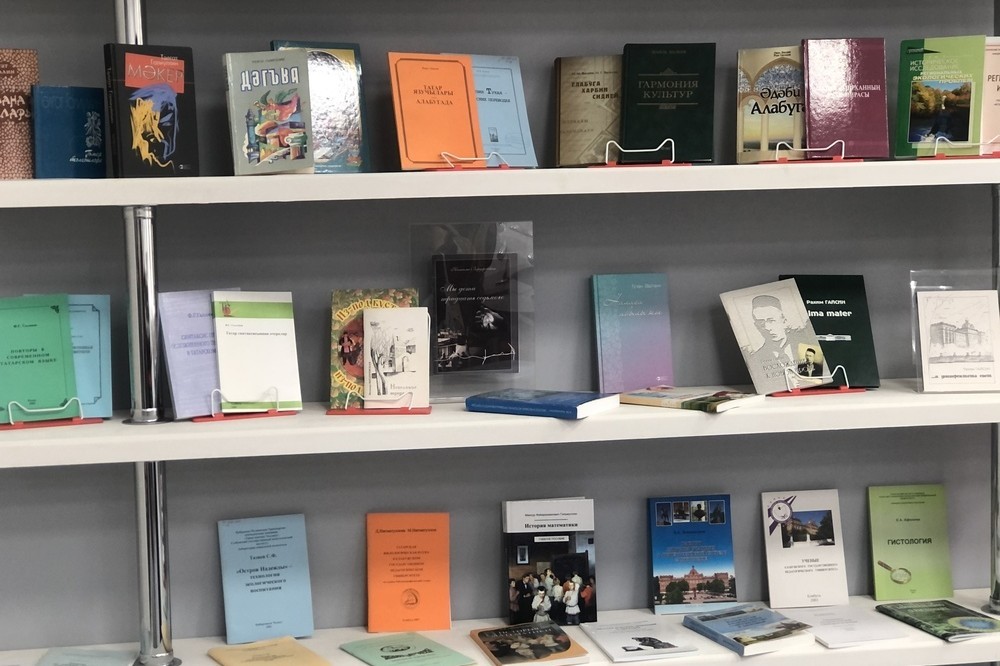 Студенты группы 3316Л отделения иностранных языков посетили Музей книги Елабужского института Студенты группы 3316Л отделения иностранных языков посетили Музей книги Елабужского института