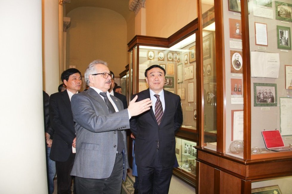 Delegation from Sichuan at Kazan University
