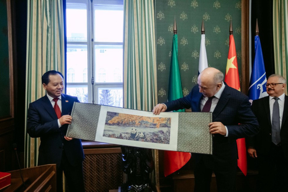 孔子塑像被中国驻喀山总领事馆捐给喀山联邦大学