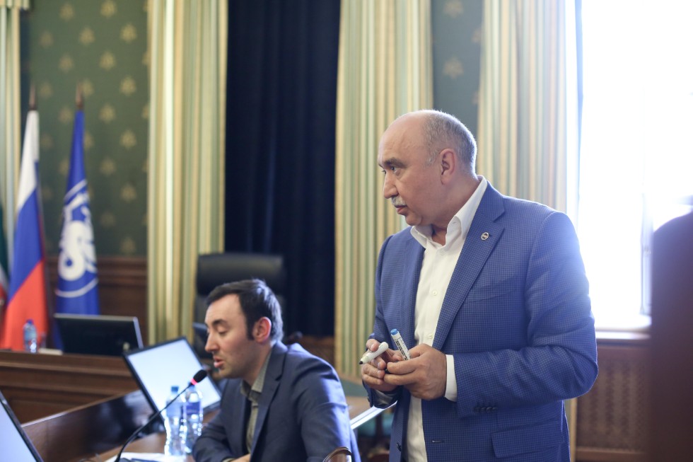 Rector Ilshat Gafurov spoke with participants of Kazan Precision Medicine Workshop