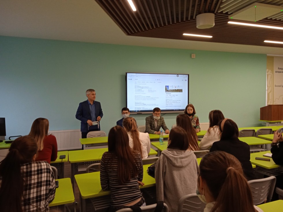 Габдулла Тукай исемендәге милли мәдәният һәм мәгариф Югары мәктәбендә укучы студентлар танылган журналистлар белән очраштылар Габдулла Тукай исемендәге милли мәдәният һәм мәгариф Югары мәктәбендә укучы студентлар танылган журналистлар белән очраштылар