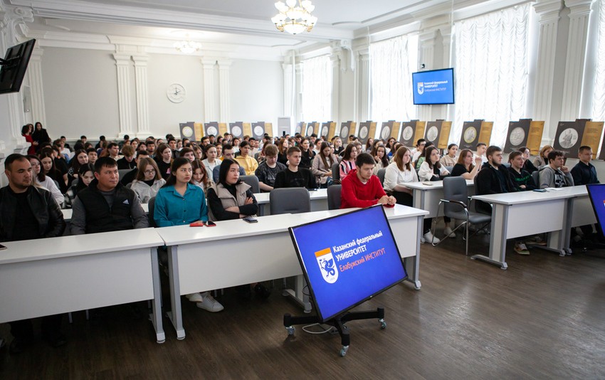 Со студентами встретилась инспектор МВД Со студентами встретилась инспектор МВД